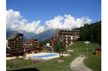 Au coeur de la station de La Tania, la piscine chauffée La Tania